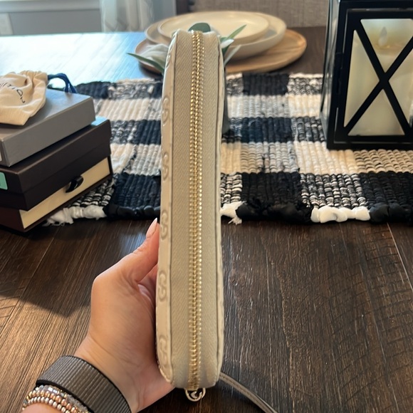 {Guccissima Signature Microguccissima
Bree Zip Around Wallet Off White} - Picture 7 of 13